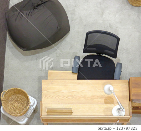 デスクのある部屋 123797825