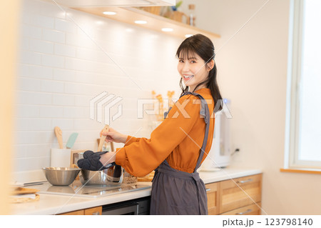 キッチンで料理をする主婦 123798140