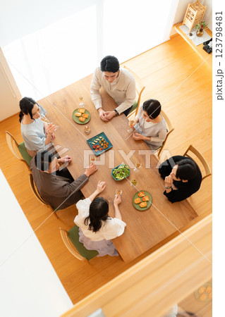 ホームパーティーイメージ 123798481