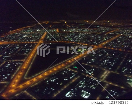 飛行機から見たアブダビ空港の滑走路 123798553