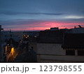 シルエットの街に沈む夕日 123798555