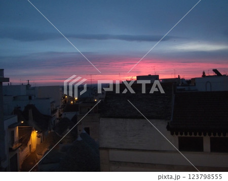シルエットの街に沈む夕日 123798555