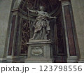 彫刻のある教会 123798556