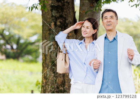 観光をするシニア夫婦 セカンドライフ 観光をするシニア夫婦 セカンドライフ 123799128