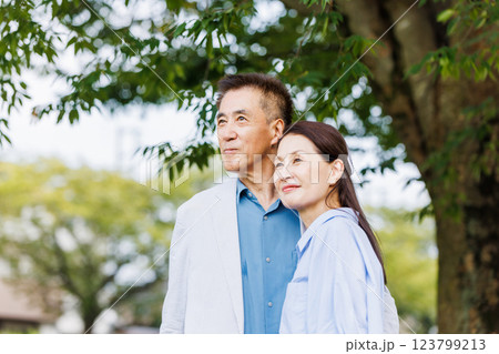 笑顔で寄り添うシニア夫婦 笑顔で寄り添うシニア夫婦 123799213