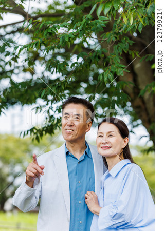笑顔で寄り添うシニア夫婦 123799214