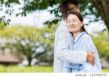 新緑の公園を散策するシニアカップル 123799278