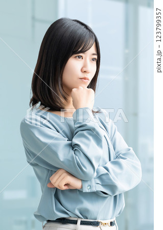 考えごとをする女性・ビジネスウーマン 123799357