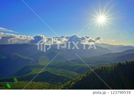 北海道大雪山連峰 黒岳ロープウェイ黒岳駅ネイチャーテラスから望む朝日 123799539
