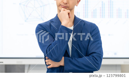 真剣な表情で考える男性ビジネスマン 真剣な表情で考える男性ビジネスマン 123799801