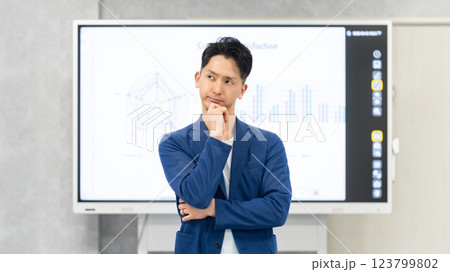 真剣な表情で考える男性ビジネスマン 真剣な表情で考える男性ビジネスマン 123799802