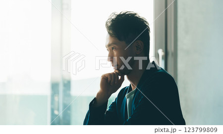 真剣な表情で考える男性ビジネスマン 真剣な表情で考える男性ビジネスマン 123799809