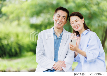 スマートフォンで撮影するシニア夫婦 123799822