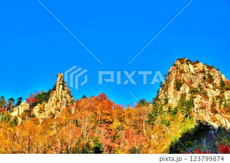 秋晴れの北海道 層雲峡の渓谷と紅葉 秋晴れの北海道 層雲峡の渓谷と紅葉 123799874