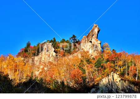 秋晴れの北海道 層雲峡の渓谷と紅葉 秋晴れの北海道 層雲峡の渓谷と紅葉 123799878