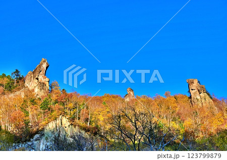 秋晴れの北海道 層雲峡の渓谷と紅葉 123799879