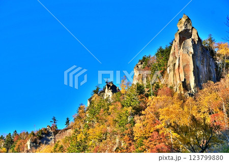秋晴れの北海道 層雲峡の渓谷と紅葉 123799880