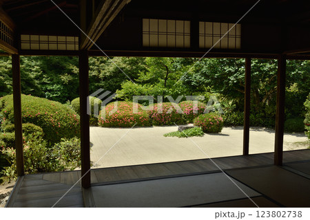 詩仙堂丈山寺 凹凸窠から見る庭園(京都市左京区) 詩仙堂丈山寺 凹凸窠から見る庭園(京都市左京区) 123802738