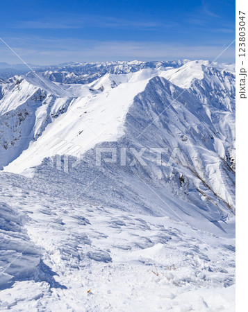谷川連峰の雪景色・主稜線の絶景 123803047