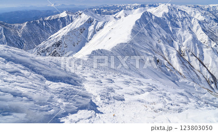 谷川連峰の雪景色・主稜線の絶景 123803050