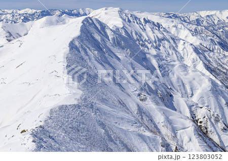谷川連峰の雪景色・主稜線の絶景 谷川連峰の雪景色・主稜線の絶景 123803052