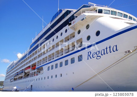 大型クルーズ船 オーシャニア・レガッタのサイドデッキ 大型クルーズ船 オーシャニア・レガッタのサイドデッキ 123803078