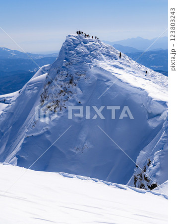 厳冬期の谷川岳・トマの耳（雪景色） 123803243