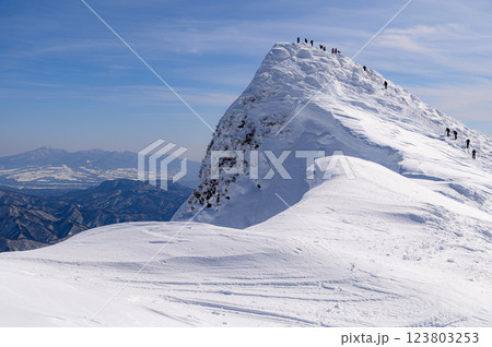 厳冬期の谷川岳・トマの耳(雪景色) 厳冬期の谷川岳・トマの耳(雪景色) 123803253