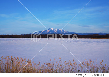 冬の斜里岳と濤沸湖 　北海道 123804115