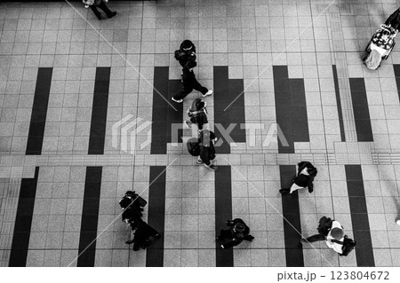 大阪梅田駅構内を歩く人を俯瞰して撮影 123804672