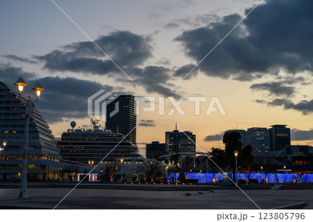 神戸メリケンパークの夕暮れ 123805796