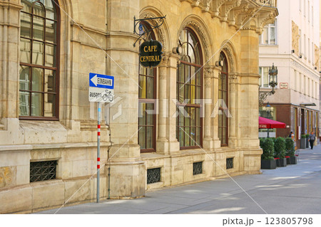 ウィーンの街並み　カフェ・ツェントラル 123805798