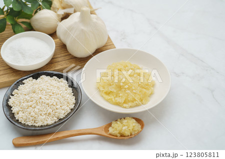 にんにく麹と材料(にんにく・米麹・塩)|白い大理石の背景 にんにく麹と材料(にんにく・米麹・塩)|白い大理石の背景 123805811