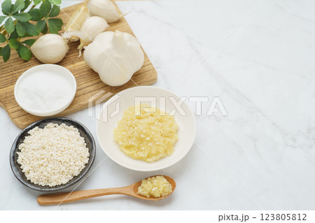 にんにく麹と材料(にんにく・米麹・塩)｜白い大理石の背景 123805812