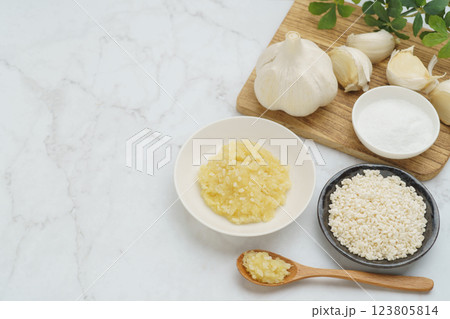 にんにく麹と材料(にんにく・米麹・塩)|白い大理石の背景 にんにく麹と材料(にんにく・米麹・塩)|白い大理石の背景 123805814