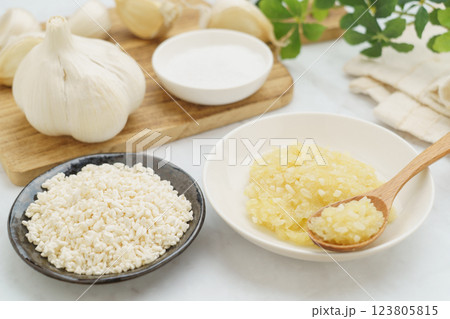 にんにく麹と材料(にんにく・米麹・塩)｜白い大理石の背景 123805815
