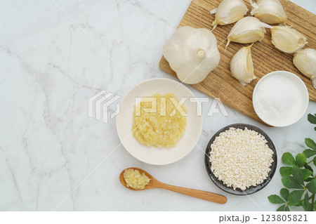 にんにく麹と材料(にんにく・米麹・塩)|白い大理石の背景 にんにく麹と材料(にんにく・米麹・塩)|白い大理石の背景 123805821