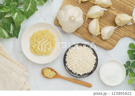 にんにく麹と材料(にんにく・米麹・塩)|白い大理石の背景 にんにく麹と材料(にんにく・米麹・塩)|白い大理石の背景 123805822