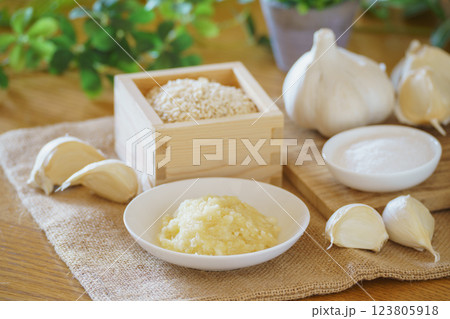 にんにく麹と材料(にんにく・米麹・塩) にんにく麹と材料(にんにく・米麹・塩) 123805918