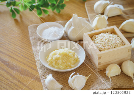にんにく麹と材料(にんにく・米麹・塩) にんにく麹と材料(にんにく・米麹・塩) 123805922