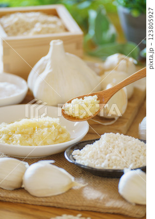 にんにく麹と材料(にんにく・米麹・塩) にんにく麹と材料(にんにく・米麹・塩) 123805927