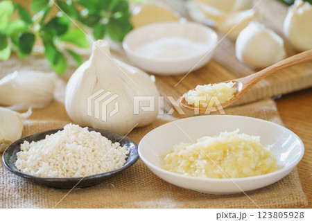 にんにく麹と材料(にんにく・米麹・塩) 123805928