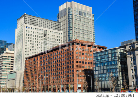 【東京都】東京駅丸の内口周辺の都市風景 123805961