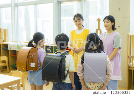 学童保育イメージ 123806325