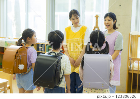 学童保育イメージ 123806326