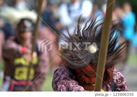志呂神社の秋祭り　鬼の装束まとい六尺棒を持った棒使い 123806350