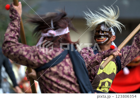 志呂神社の秋祭り　鬼の装束まとい六尺棒を持った棒使い 123806354
