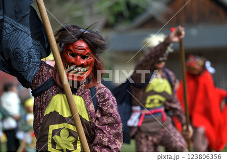 志呂神社の秋祭り　鬼の装束まとい六尺棒を持った棒使い 123806356
