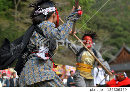 志呂神社の秋祭り　鬼の装束まとい六尺棒を持った女性の棒使い 123806359