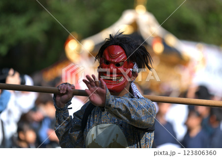 志呂神社の秋祭り 鬼の装束まとい六尺棒を持った女性の棒使い 志呂神社の秋祭り 鬼の装束まとい六尺棒を持った女性の棒使い 123806360